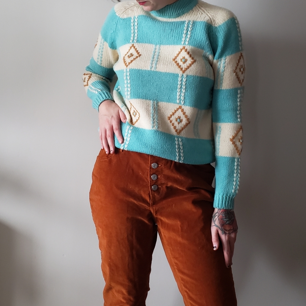 Adorable Vintage Turquoise wool sweater